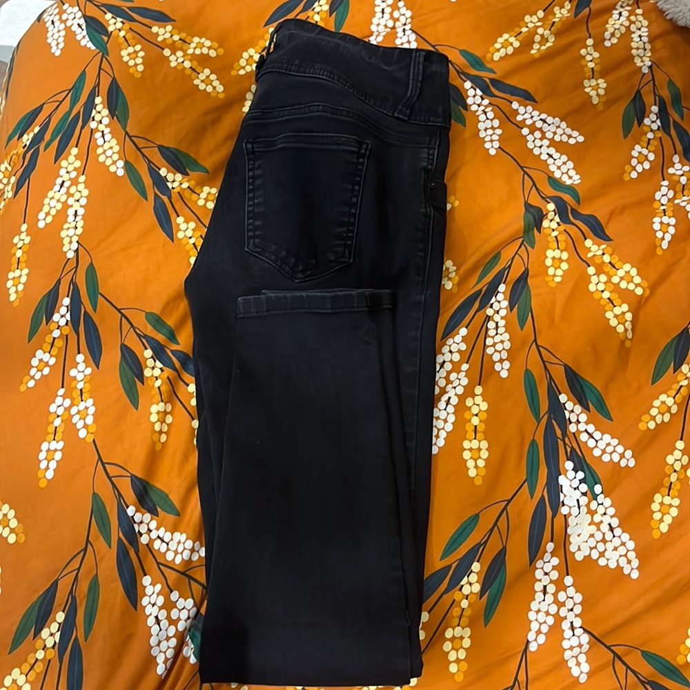 Black Hole-less Skinny Jeans